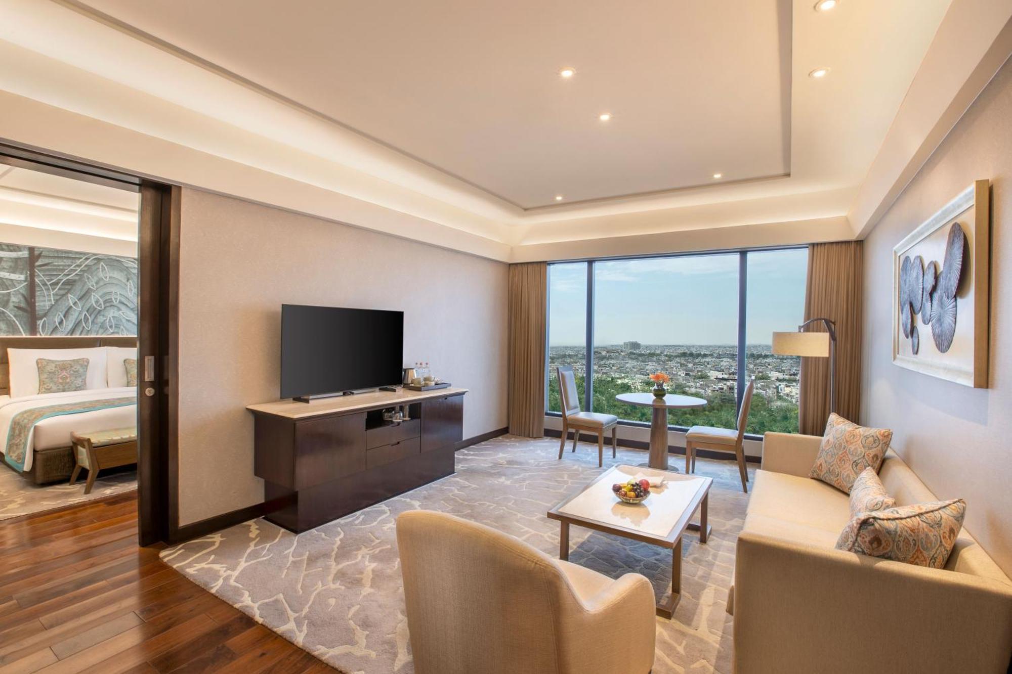 The Leela Ambience Convention Hotel Delhi New Delhi Exterior photo