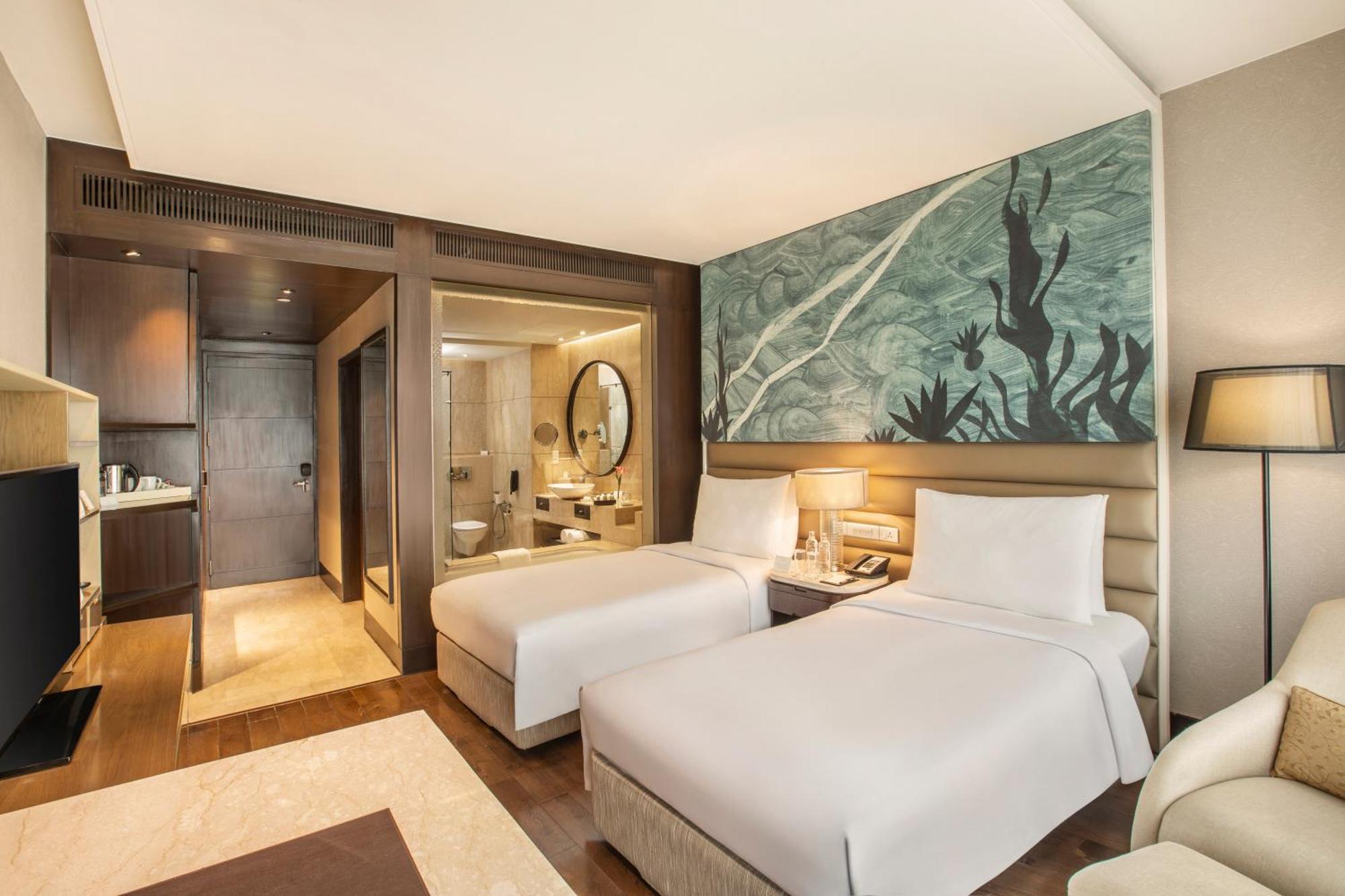The Leela Ambience Convention Hotel Delhi New Delhi Exterior photo