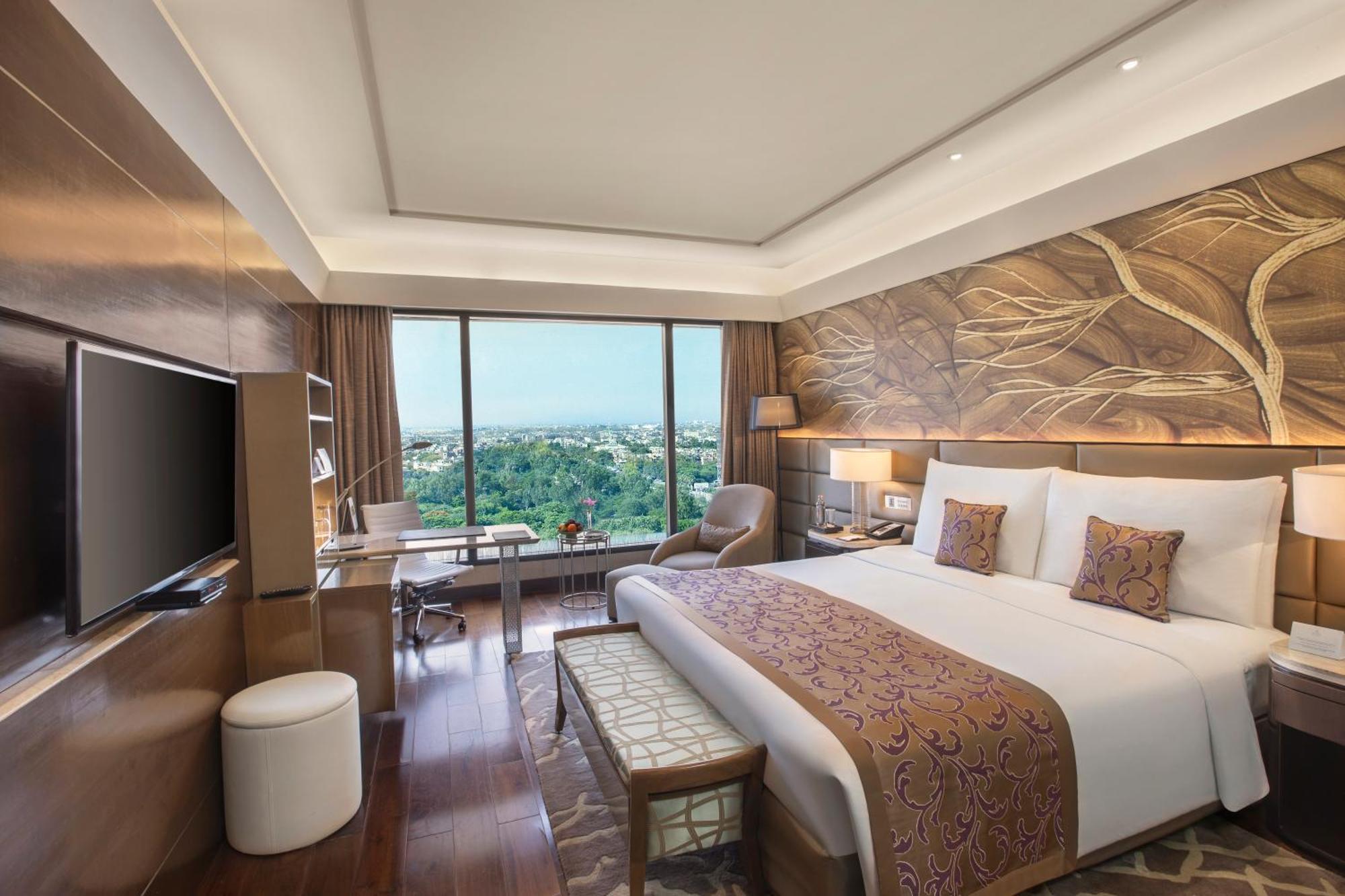 The Leela Ambience Convention Hotel Delhi New Delhi Exterior photo