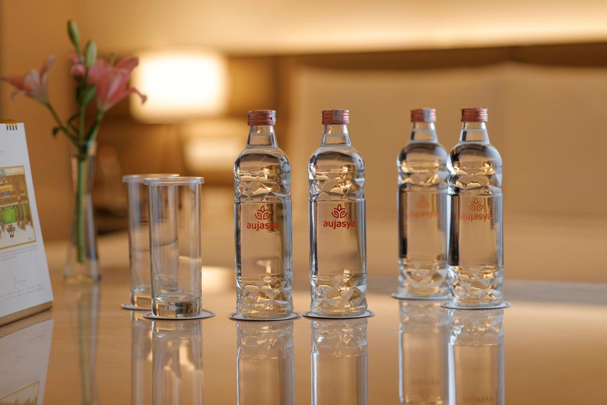 The Leela Ambience Convention Hotel Delhi New Delhi Exterior photo Bottled water