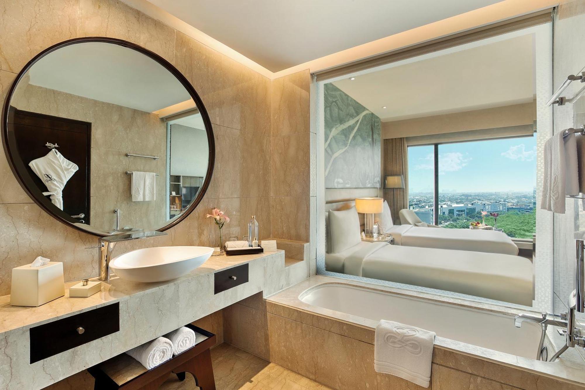 The Leela Ambience Convention Hotel Delhi New Delhi Exterior photo Bathroom