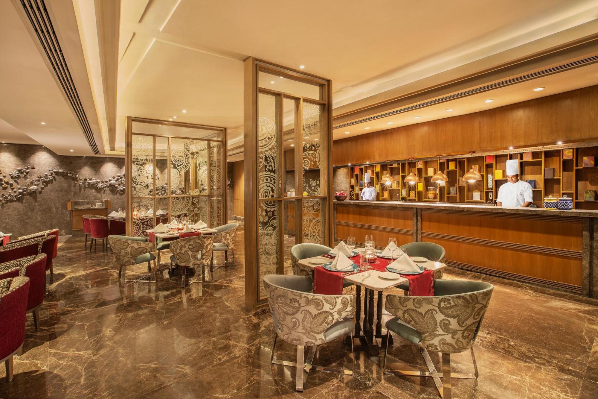 The Leela Ambience Convention Hotel Delhi New Delhi Exterior photo The Bar