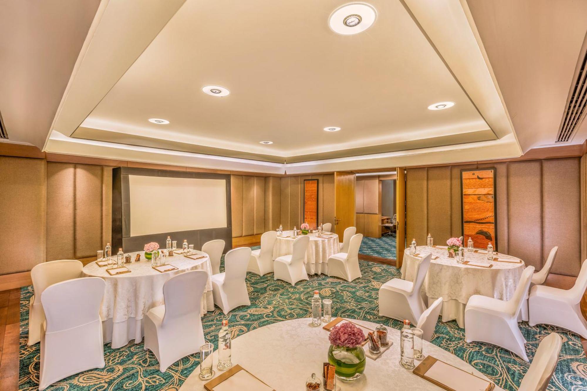 The Leela Ambience Convention Hotel Delhi New Delhi Exterior photo The Royal