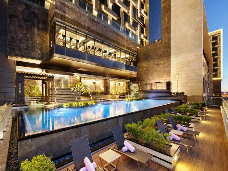 The Leela Ambience Convention Hotel Delhi New Delhi Exterior photo The swimming pool at the hotel