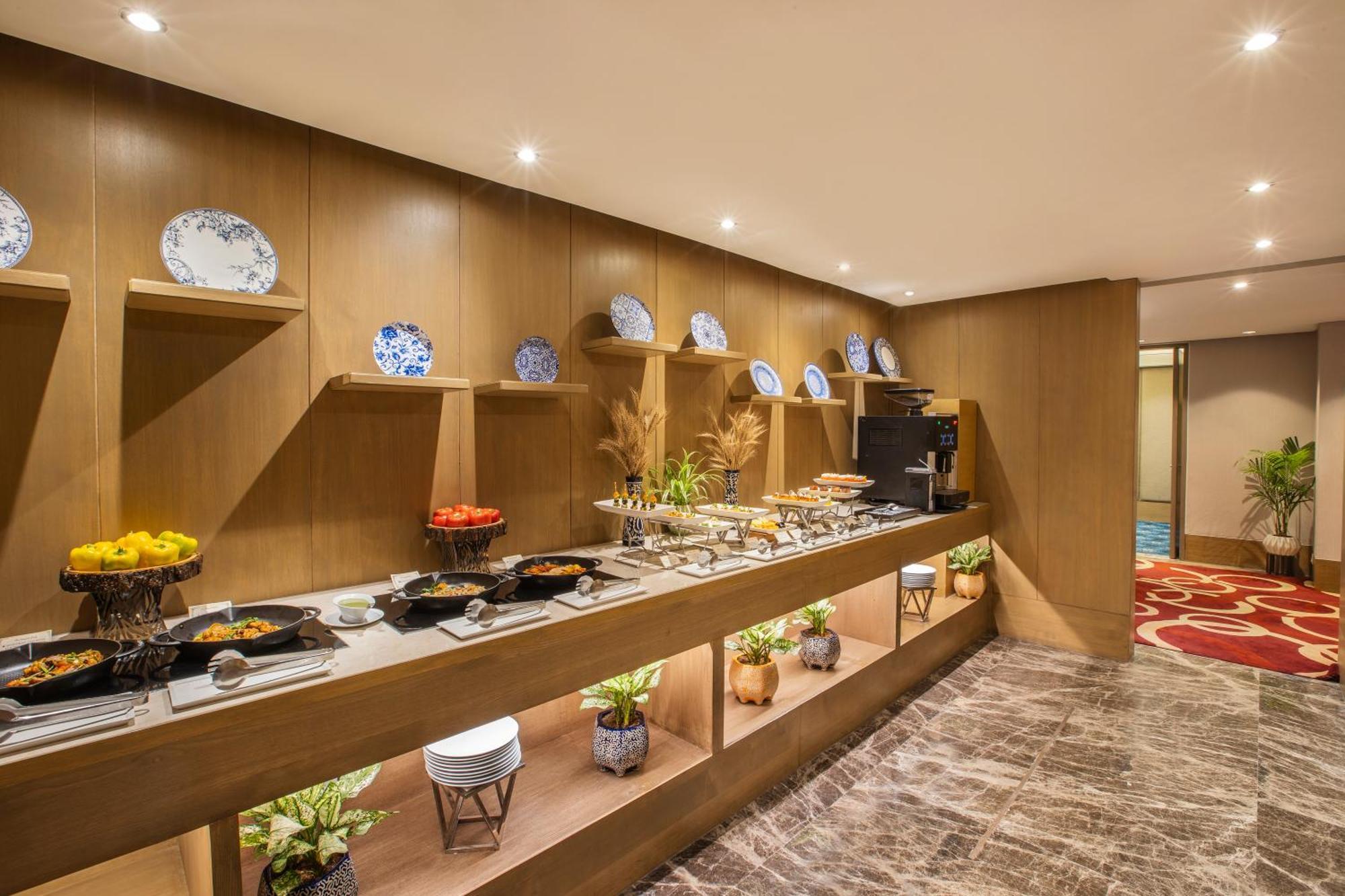 The Leela Ambience Convention Hotel Delhi New Delhi Exterior photo The Club Lounge at the hotel