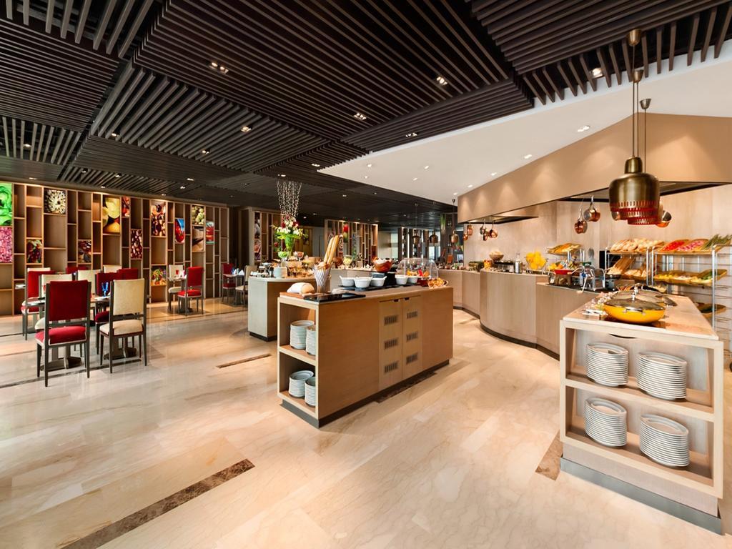 The Leela Ambience Convention Hotel Delhi New Delhi Exterior photo The restaurant